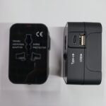 Univerzalni putni adapter za uticnicu USB i Type-C