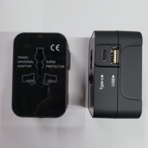 Univerzalni putni adapter za uticnicu USB i Type-C