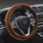 Navlaka za volan smedja mekana univerzalna auto navlaka